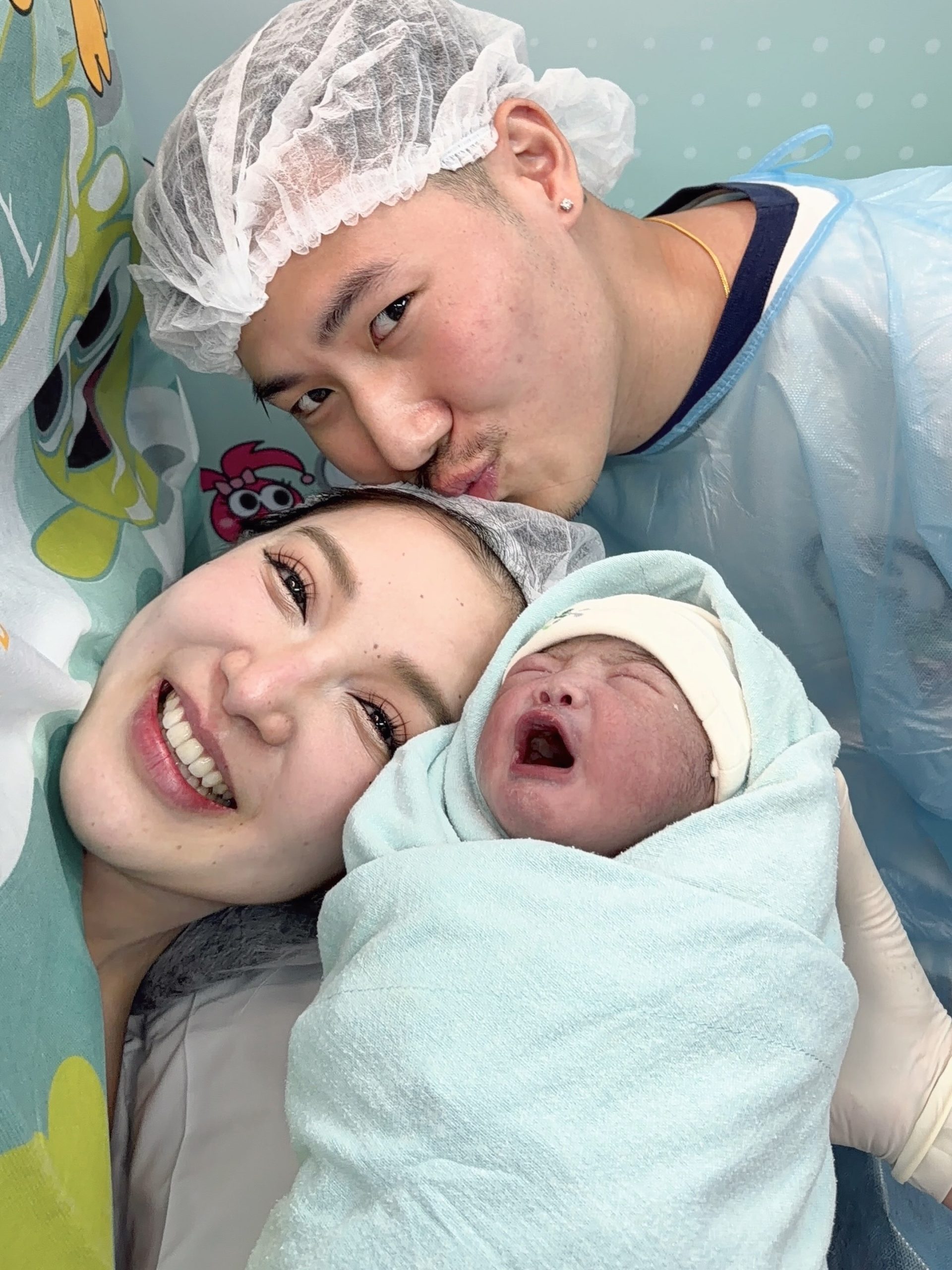 恭喜！Pat Napapa平安诞下女儿 晒一家人首张温馨合照