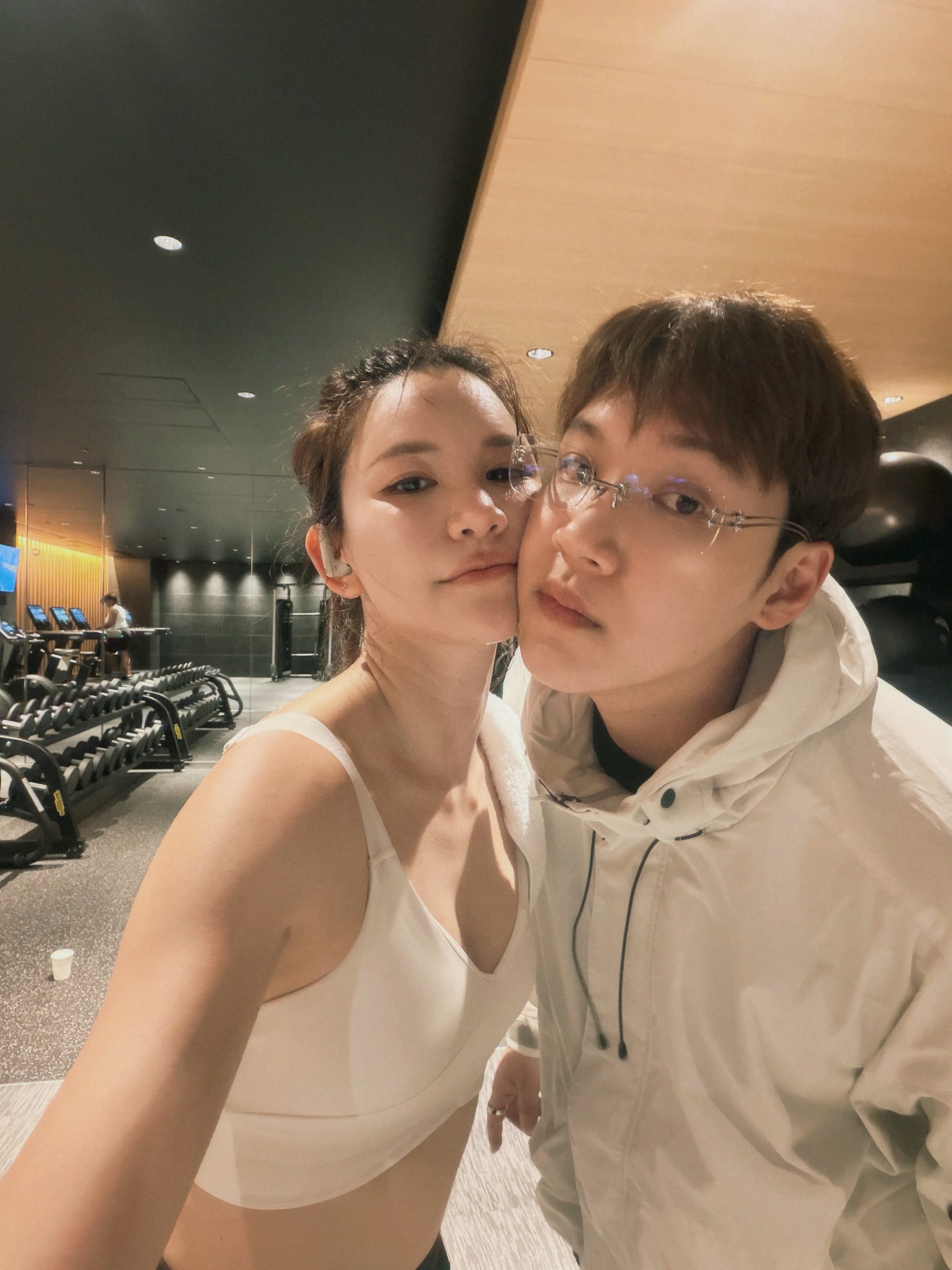 Kangsom与Dao赴日拍婚纱照 忘带婚戒临时重买