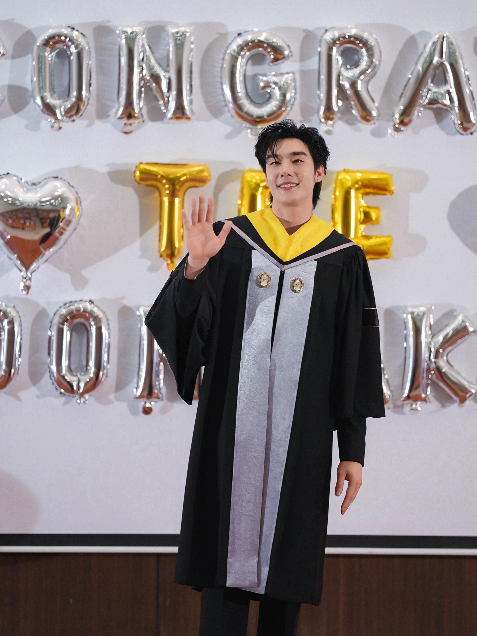 Heng Thatpong送祝福 Tee Boonyakait顺利大学毕业