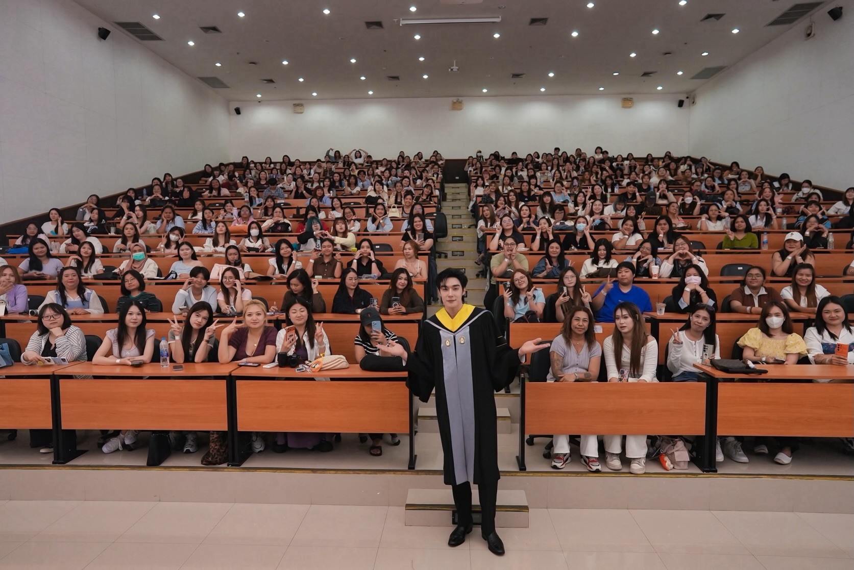 Heng Thatpong送祝福 Tee Boonyakait顺利大学毕业