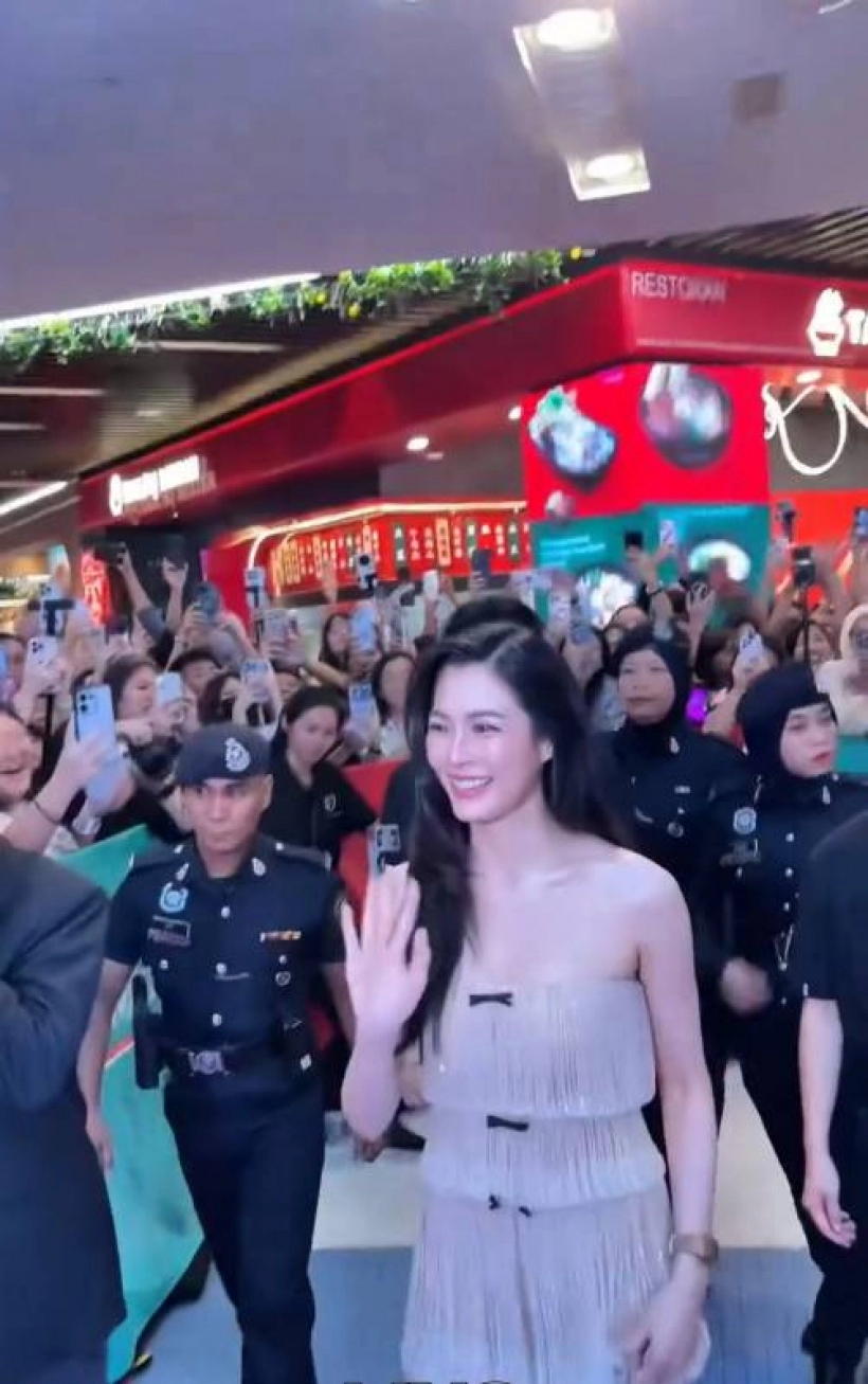 Lingling Kwong亮相马来西亚活动 粉丝挤爆商场热情应援