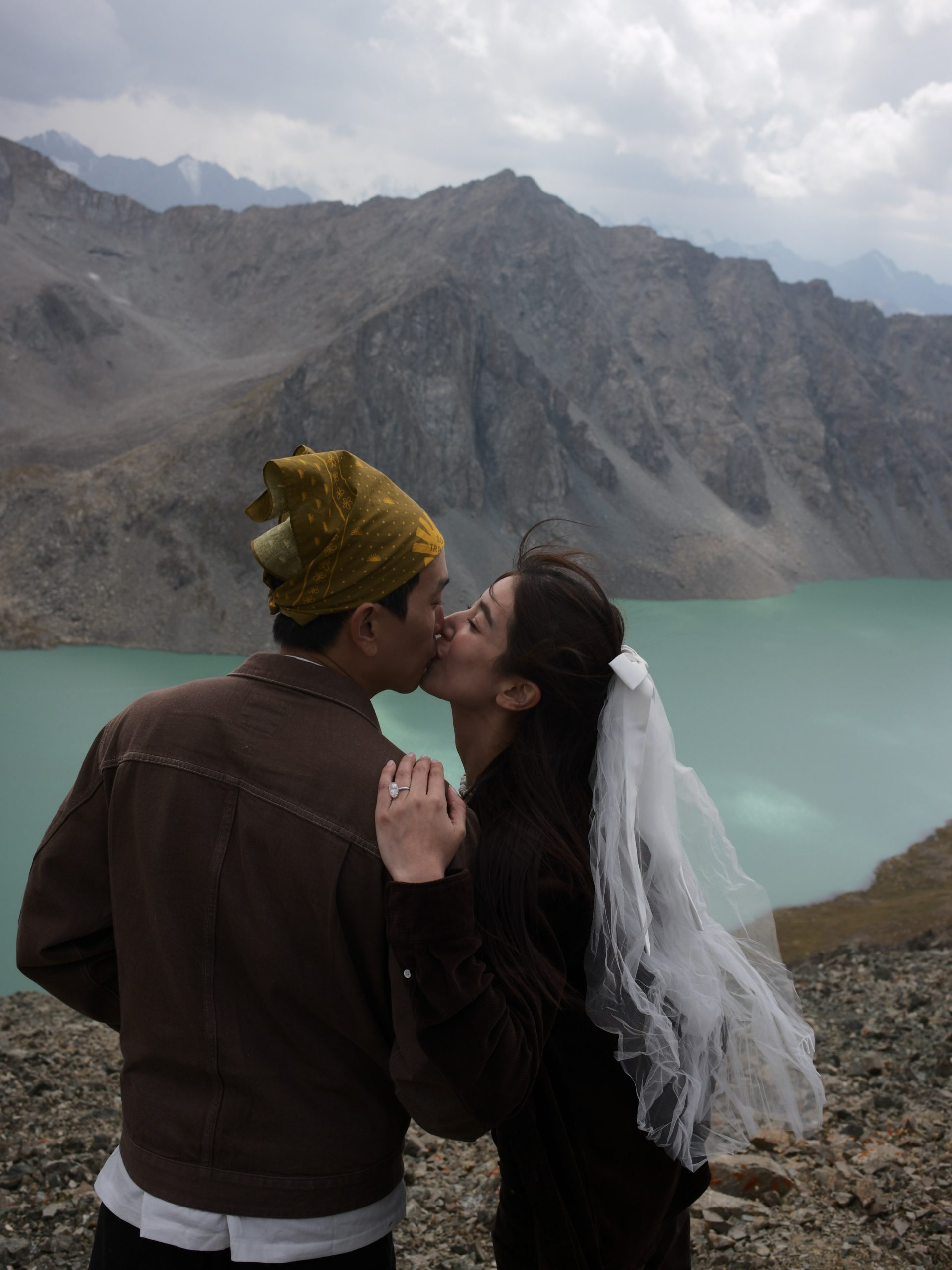 Mint Chalida被相恋14年男友求婚成功！跋涉近4000米登山才发现惊喜：当然Yes！