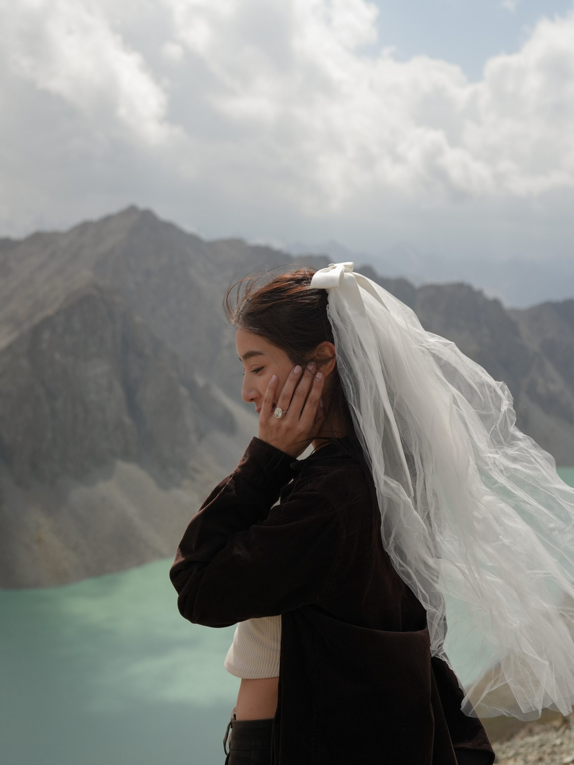 Mint Chalida被相恋14年男友求婚成功！跋涉近4000米登山才发现惊喜：当然Yes！