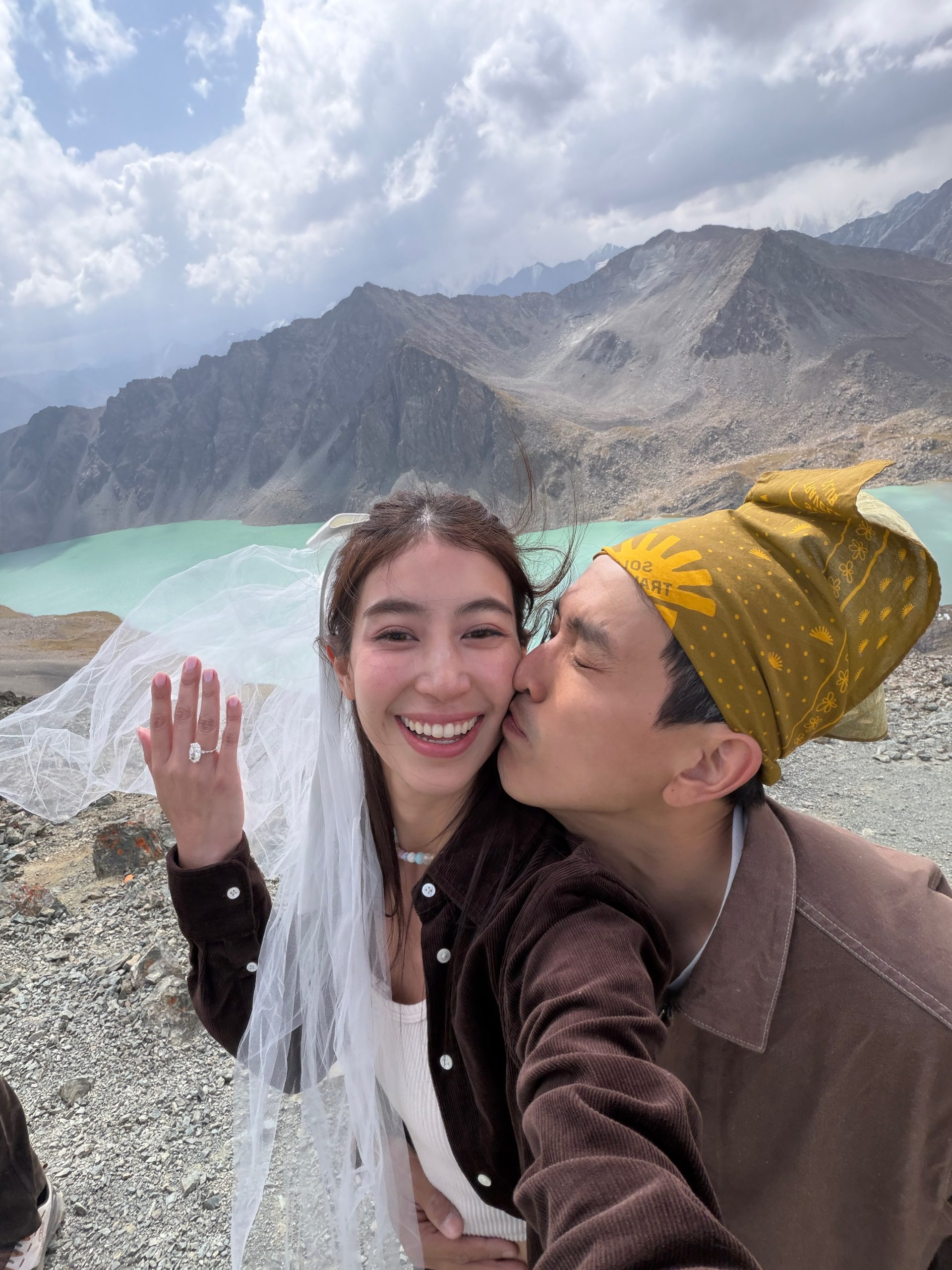 Mint Chalida被相恋14年男友求婚成功！跋涉近4000米登山才发现惊喜：当然Yes！