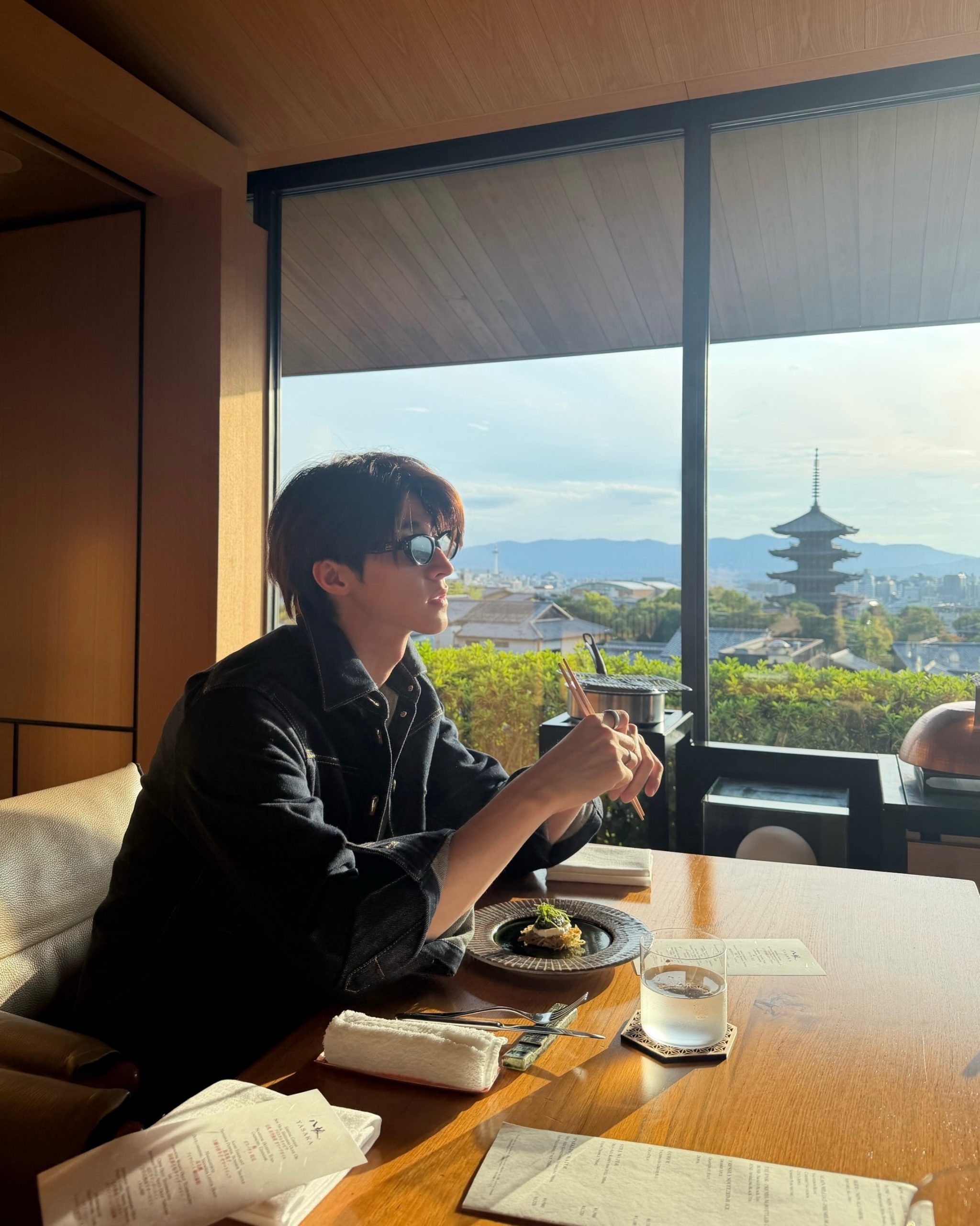 粉丝关注Blue Pongtiwat与Lisa 两人接连分享日本旅行照片