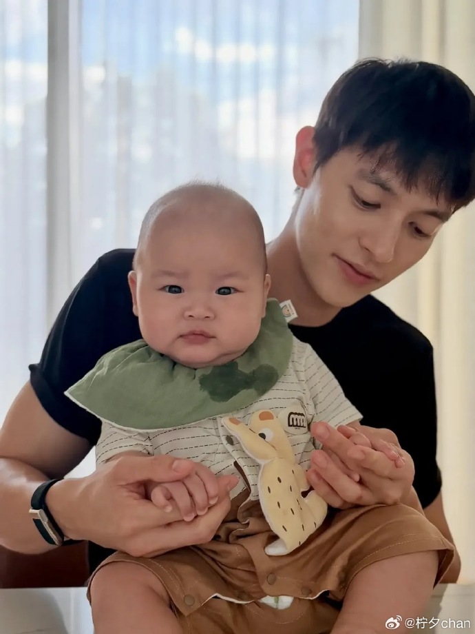 James与Foam按规律照顾宝宝 持续咨询医生