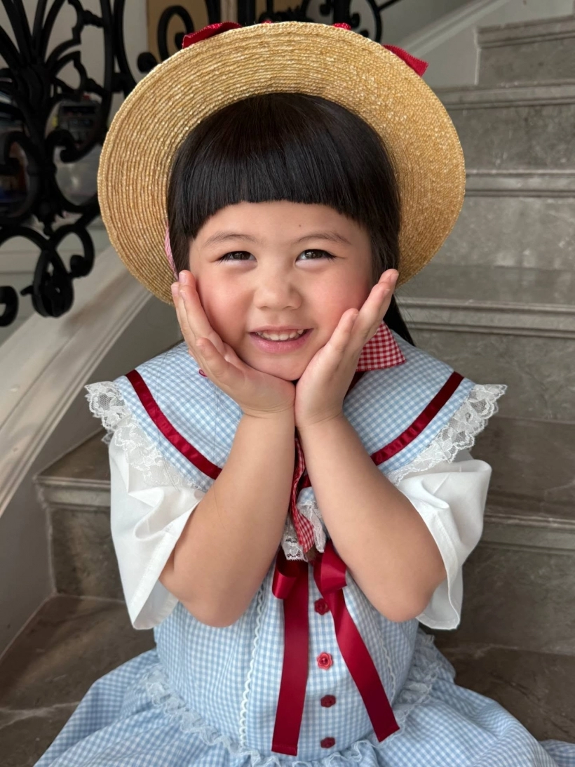 Chompoo分享两个孩子的成长瞬间 从运动到工作都有新体验