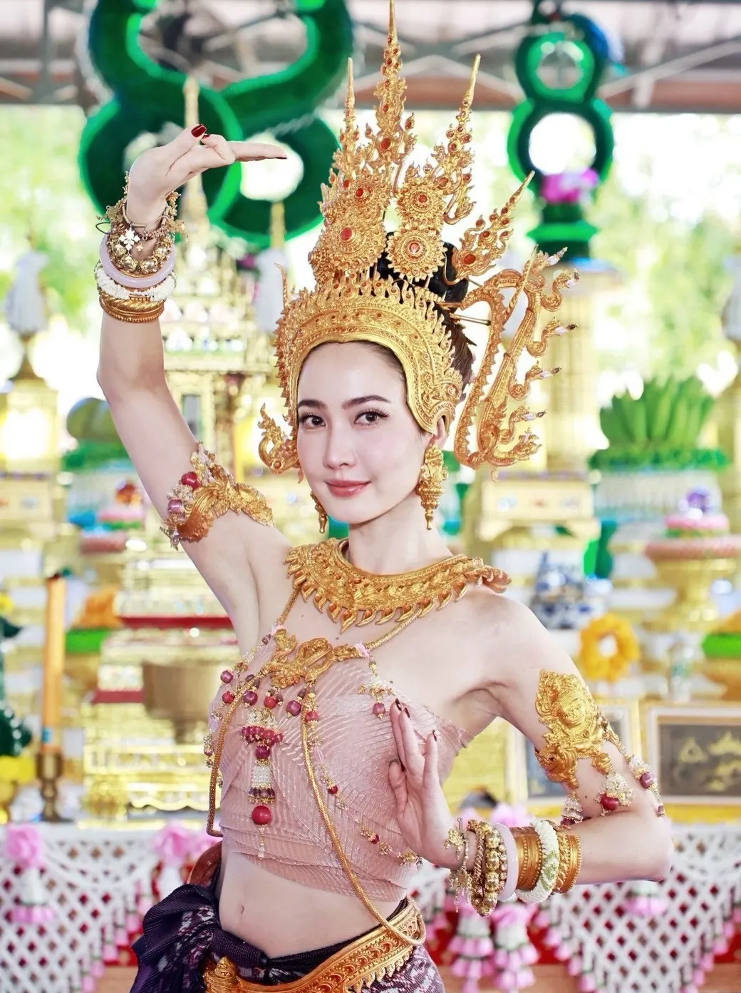 Taew Natapohn身穿泰式传统服装献舞 亮相重要祭祀仪式