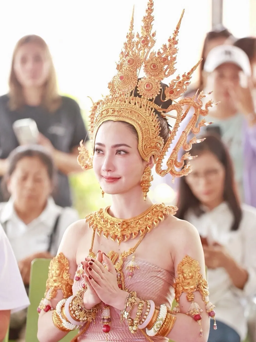 Taew Natapohn身穿泰式传统服装献舞 亮相重要祭祀仪式