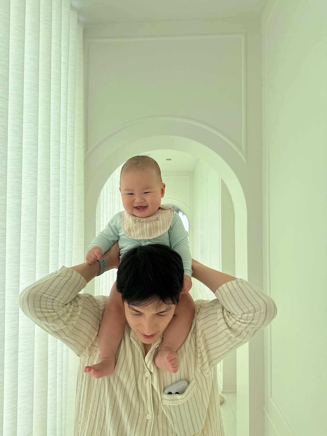 James Jirayu与妻儿庆祝生日 温馨画面充满爱意