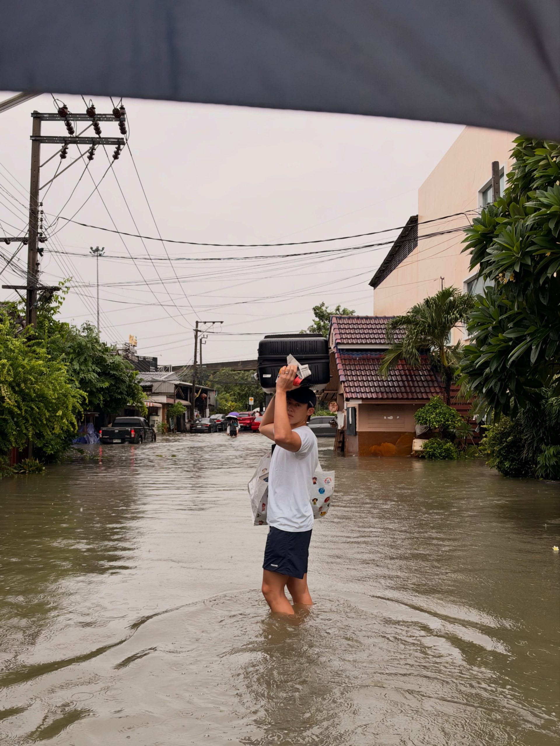 曼谷暴雨多地积水！Mark-Kimberley抱爱犬涉水撤离