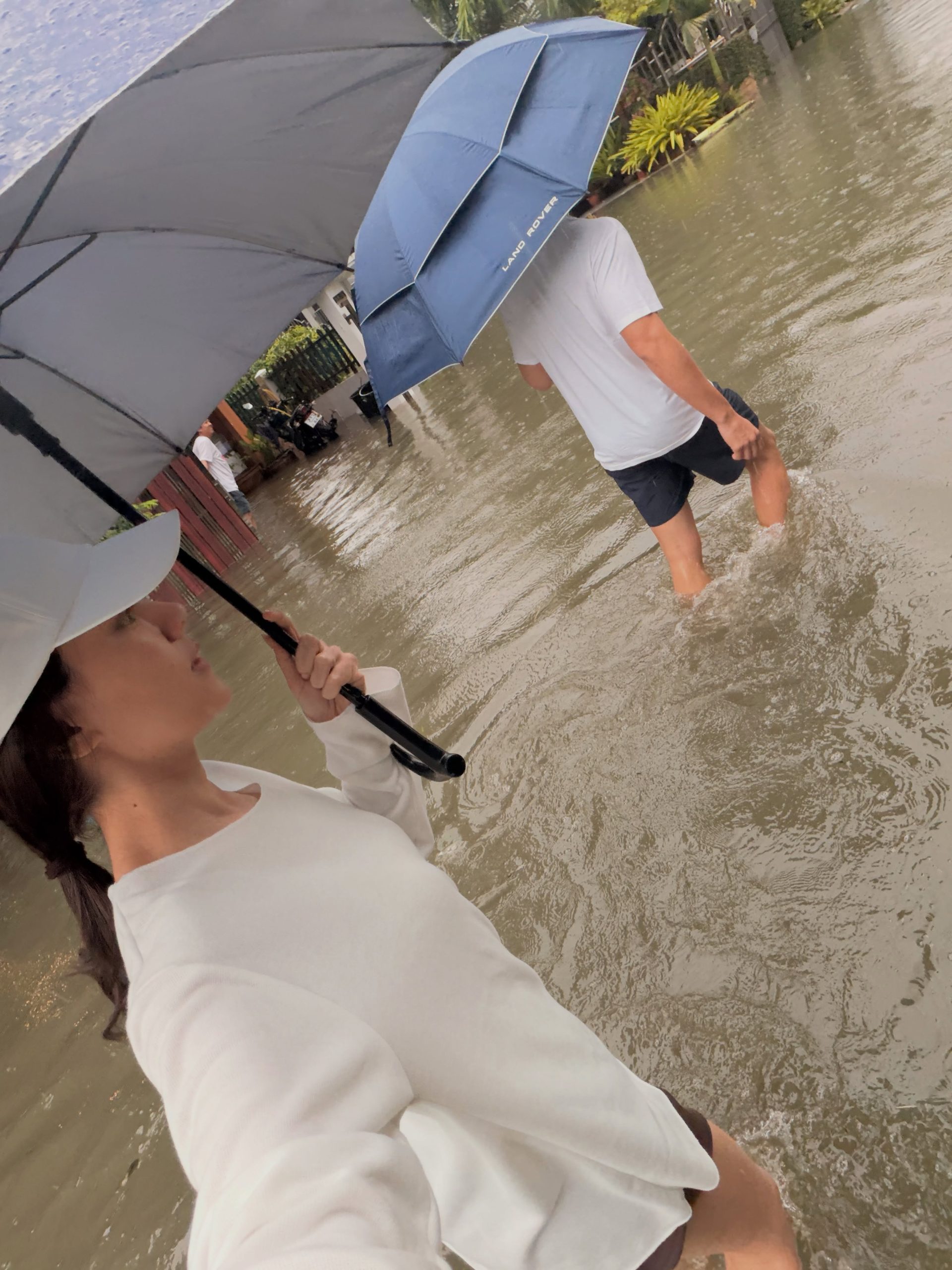 曼谷暴雨多地积水!Mark-Kimberley抱爱犬涉水撤离
