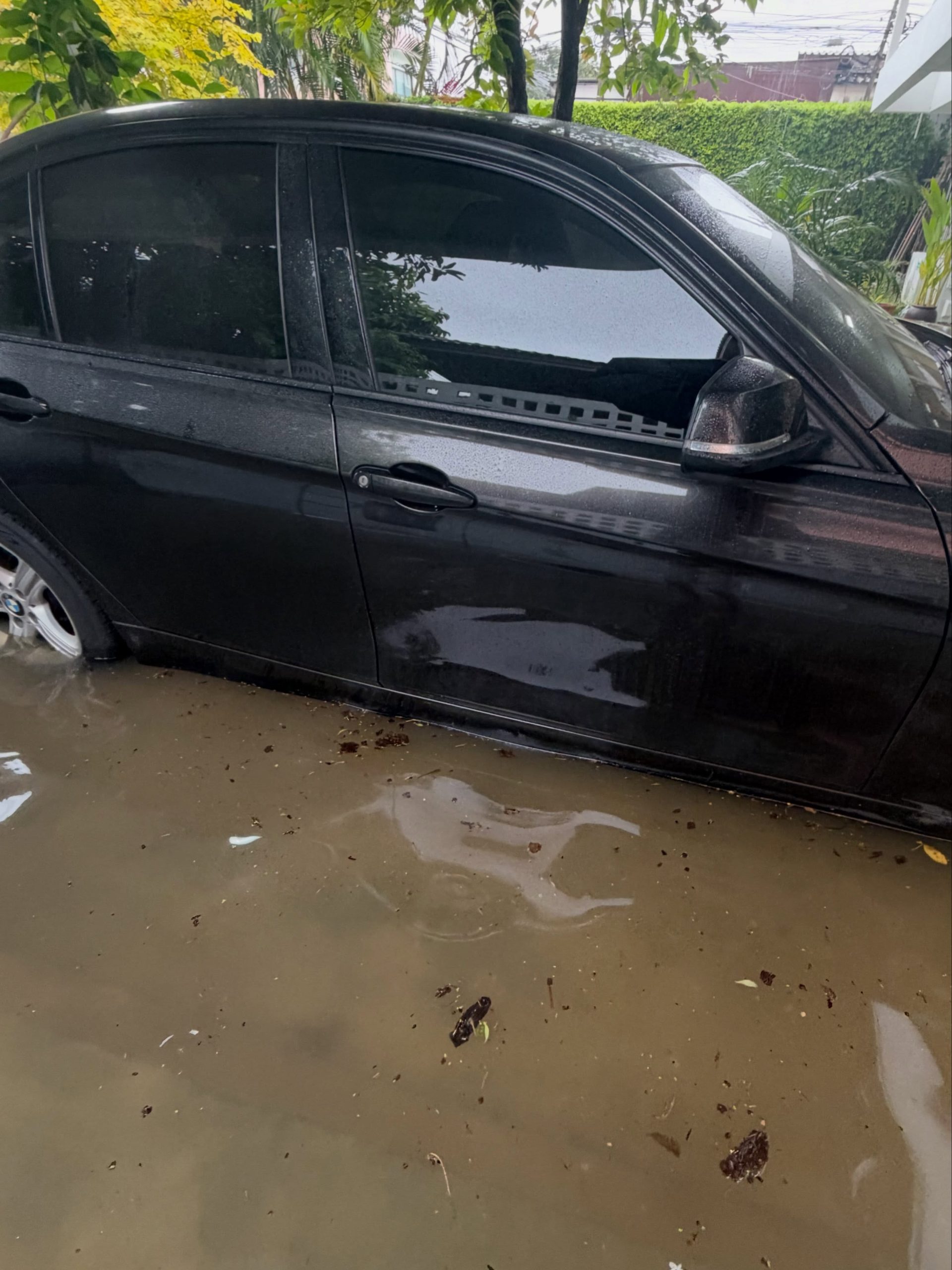 Tina Suppanad家中进水 紧急叫拖车转移爱车：真的很害怕