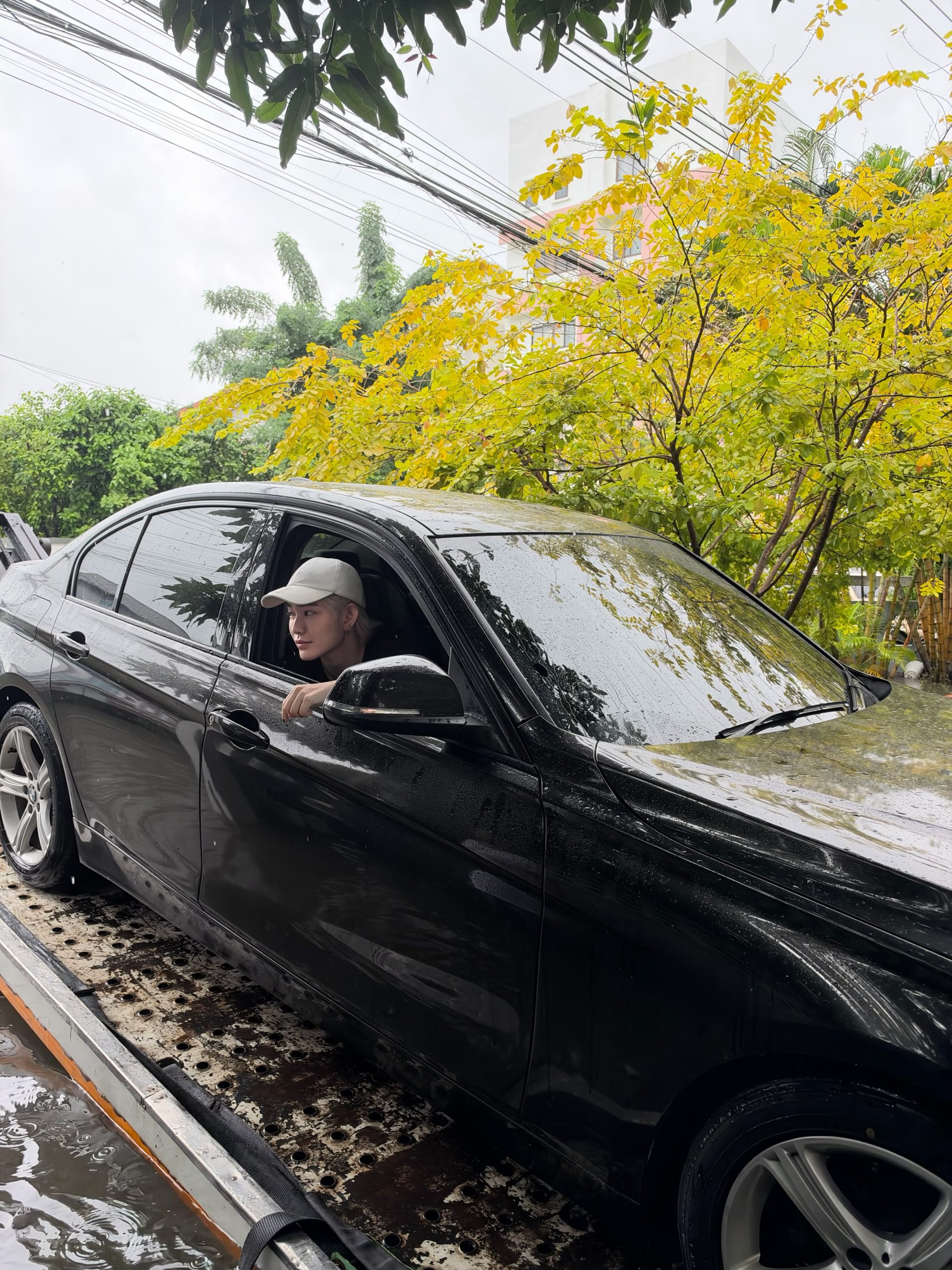 Tina Suppanad家中进水 紧急叫拖车转移爱车：真的很害怕
