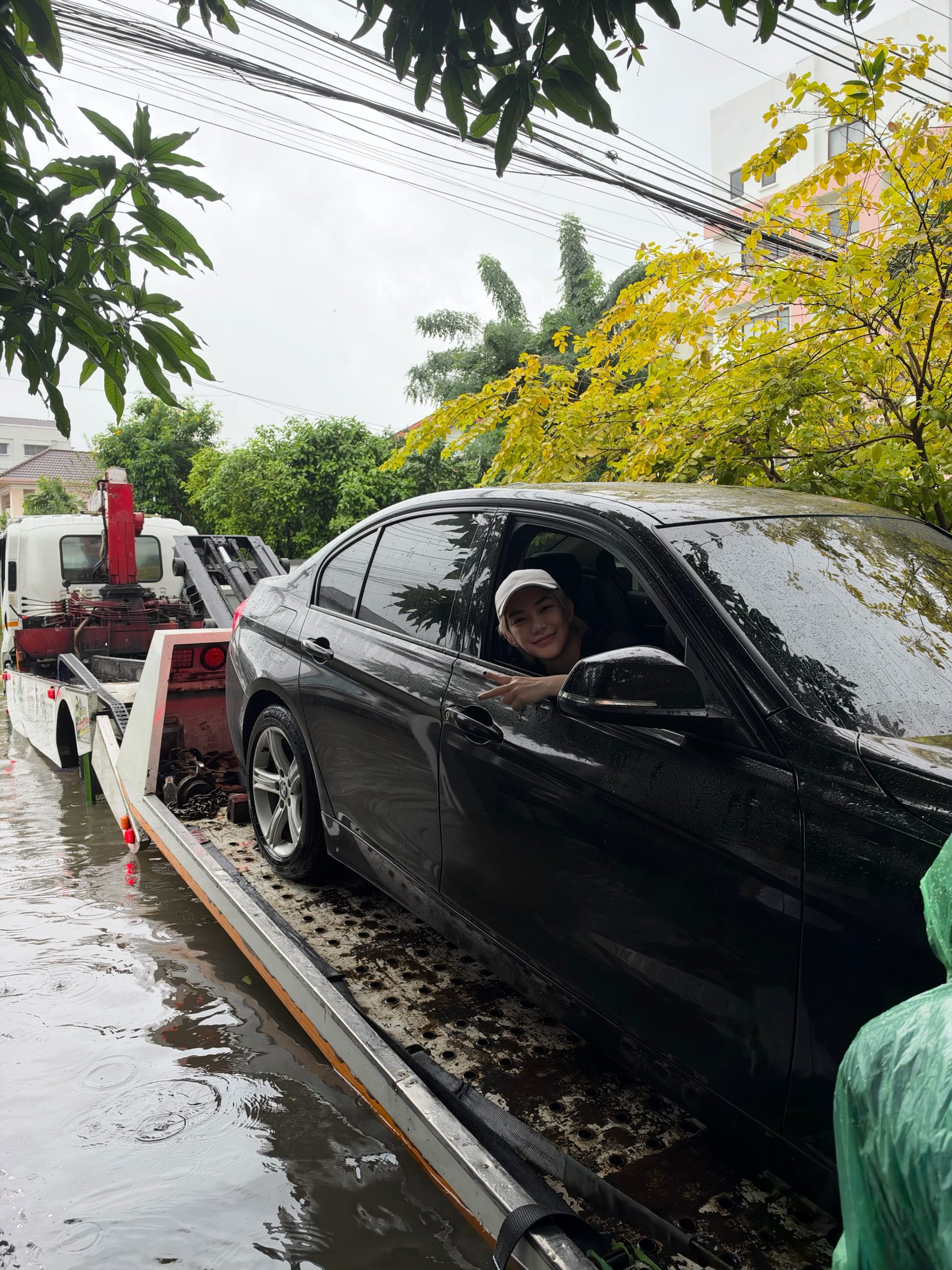 Tina Suppanad家中进水 紧急叫拖车转移爱车:真的很害怕