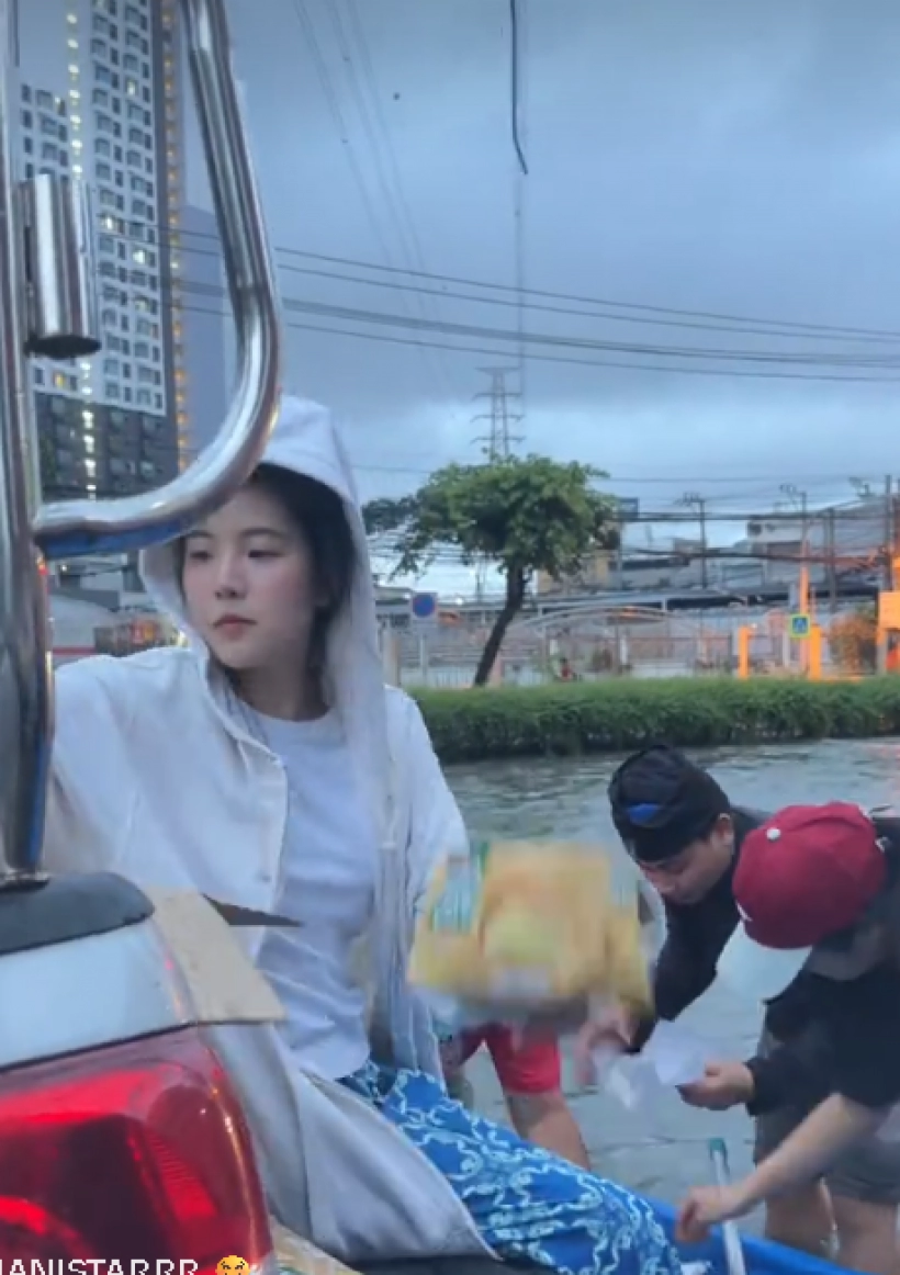 Janis Janistar亲自涉水为灾民发放物资 希望尽自己所能提供帮助
