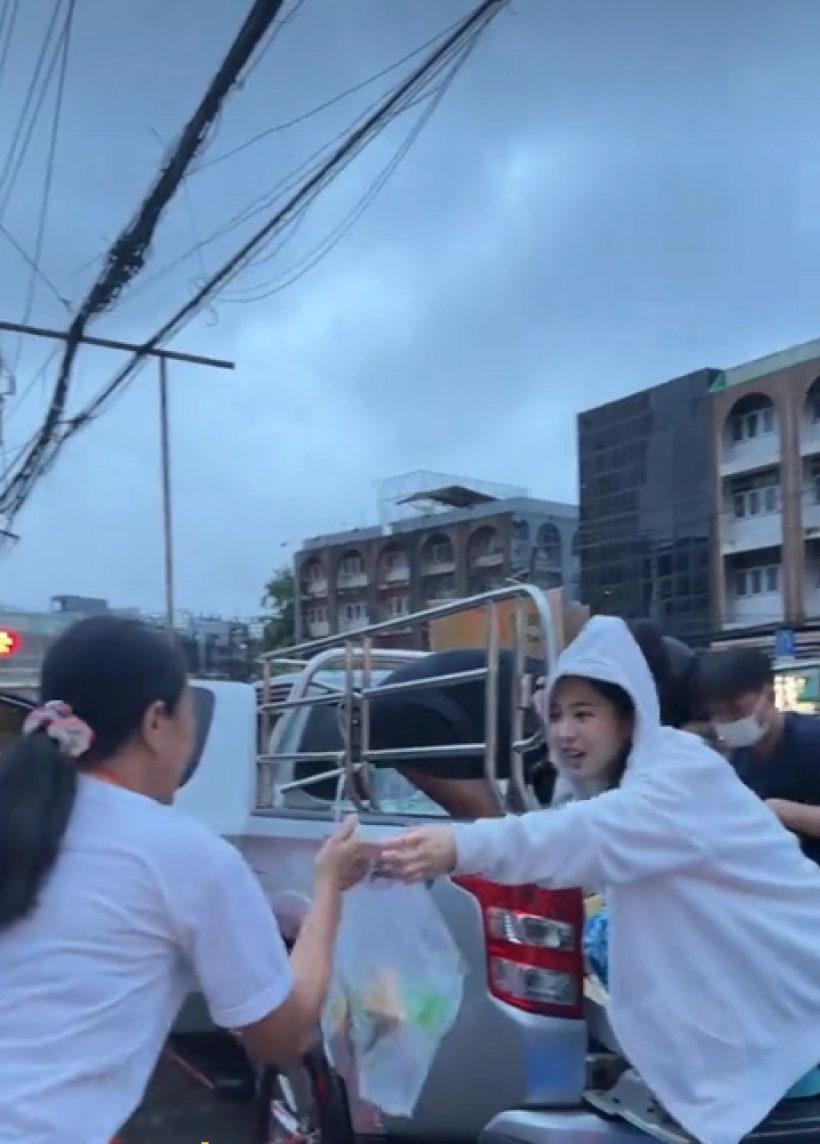 Janis Janistar亲自涉水为灾民发放物资 希望尽自己所能提供帮助