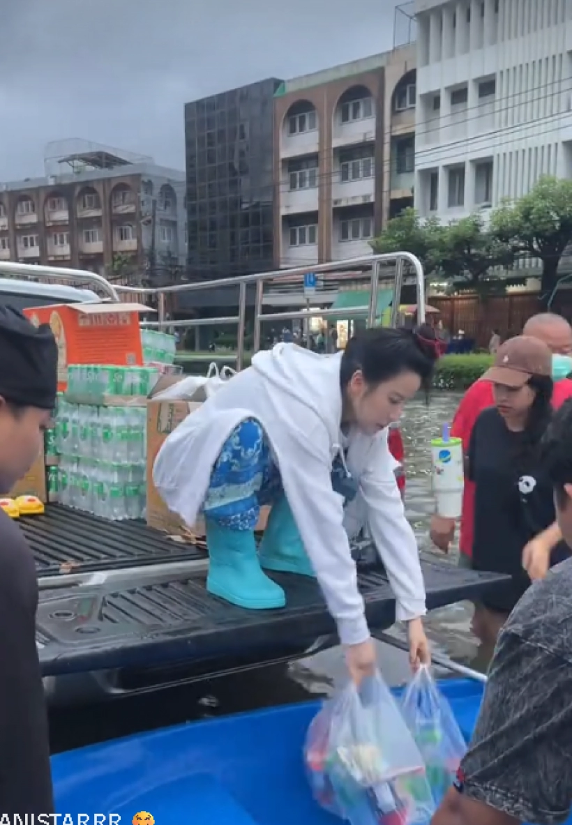 Janis Janistar亲自涉水为灾民发放物资 希望尽自己所能提供帮助