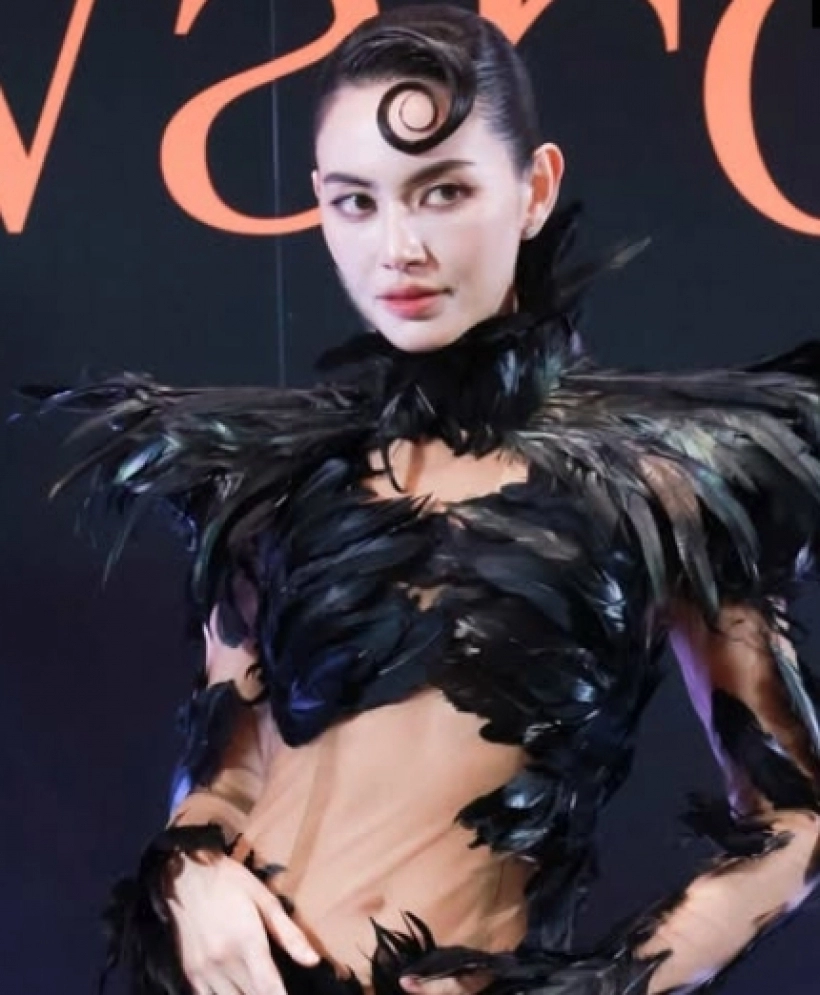 Mai Davika身穿黑羽透视礼服惊艳亮相 红毯气场全开
