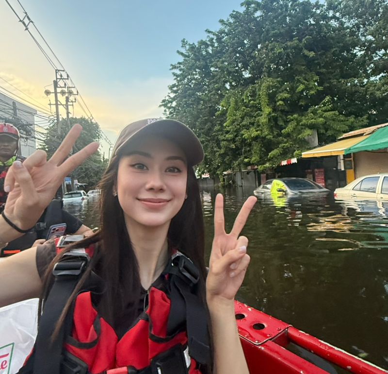 Lena Lalina冒着洪水送上食物和饮用水 亲自帮助受灾民众