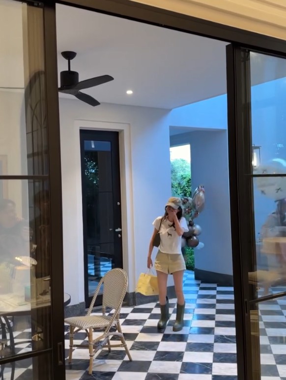 Baifern Pimchanok惊喜迎来好友齐唱生日歌 笑容藏不住