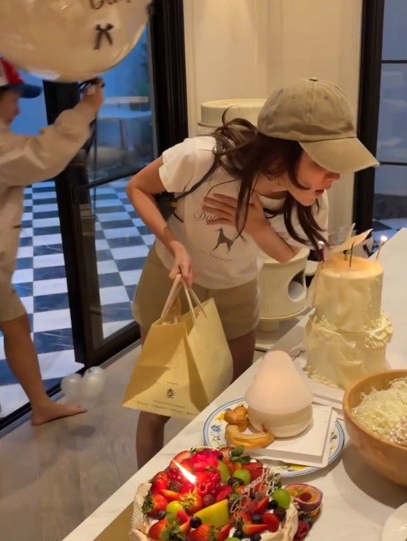 Baifern Pimchanok惊喜迎来好友齐唱生日歌 笑容藏不住