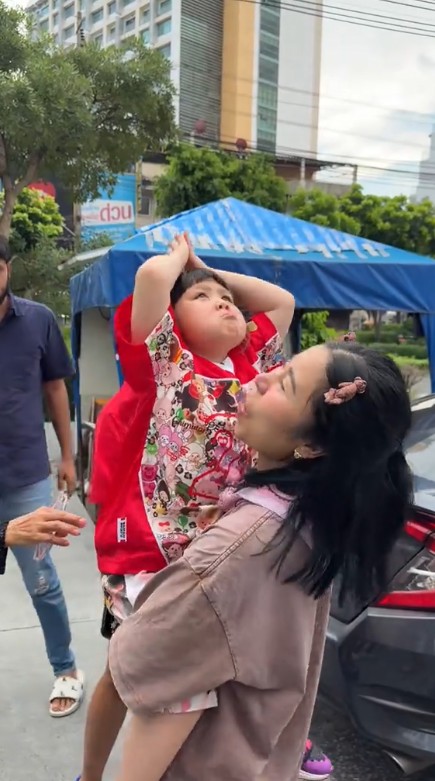 Chompoo携女儿Gale打包救灾物资 为水灾受灾民众送上援助