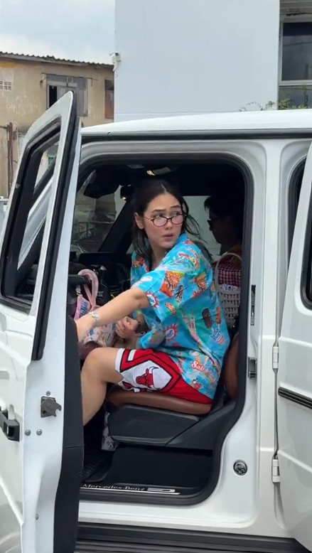 Chompoo携女儿Gale打包救灾物资 为水灾受灾民众送上援助