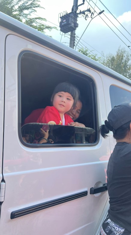 Chompoo携女儿Gale打包救灾物资 为水灾受灾民众送上援助