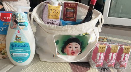 Chompoo携女儿Gale打包救灾物资 为水灾受灾民众送上援助
