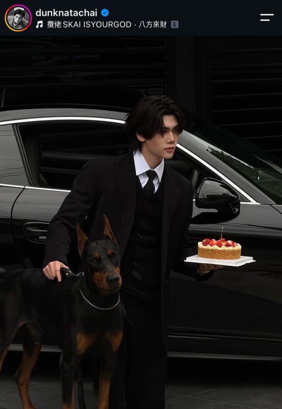 Dunk庆祝26岁生日 黑色型男造型搭配杜宾犬与草莓蛋糕