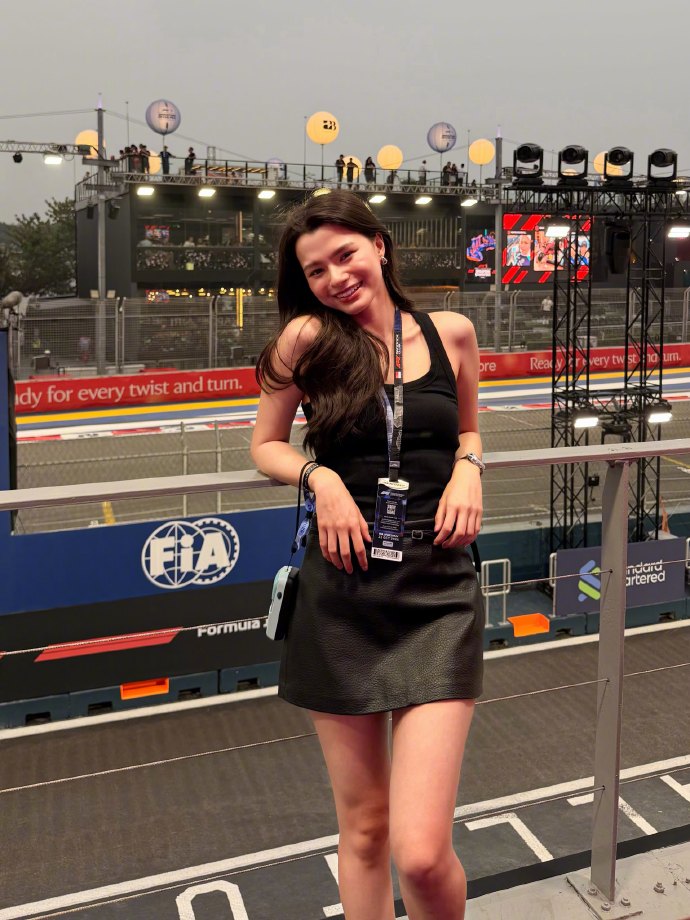 Becky亮相F1新加坡大奖赛 以酷飒造型吸引全场目光
