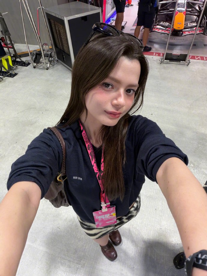 Becky亮相F1新加坡大奖赛 以酷飒造型吸引全场目光