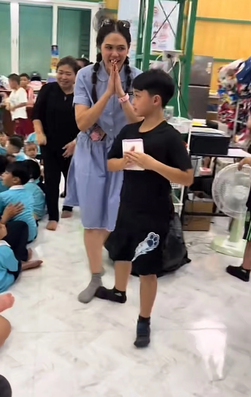 Chompoo在Payu争议期间低调带孩子行善 网友纷纷点赞