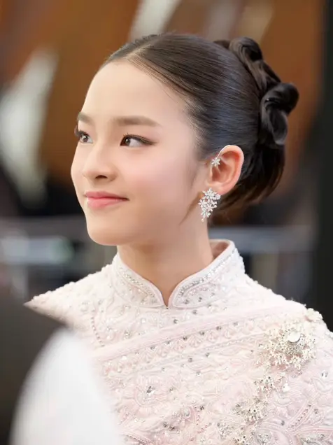 Peemai长大成少女 身穿泰服与妈妈Aff同框