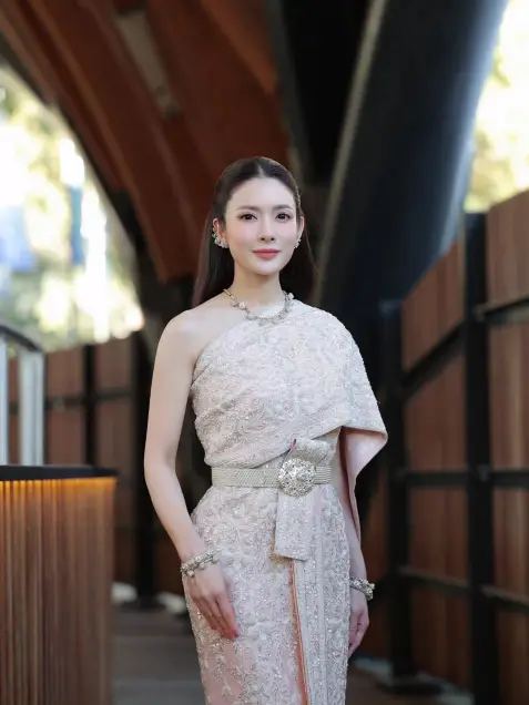 Peemai长大成少女 身穿泰服与妈妈Aff同框