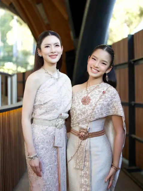 Peemai长大成少女 身穿泰服与妈妈Aff同框