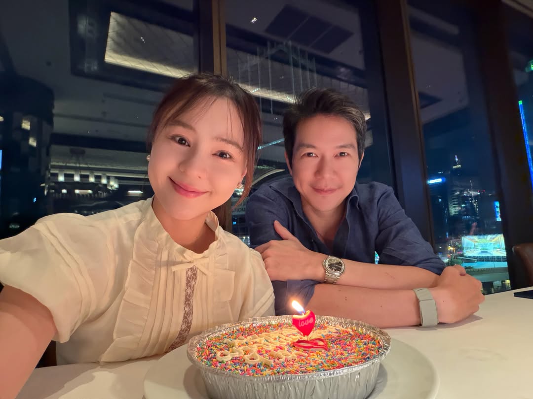 Aom Sushar与男友庆祝交往9周年 烛光晚餐甜蜜告白“始终专一”