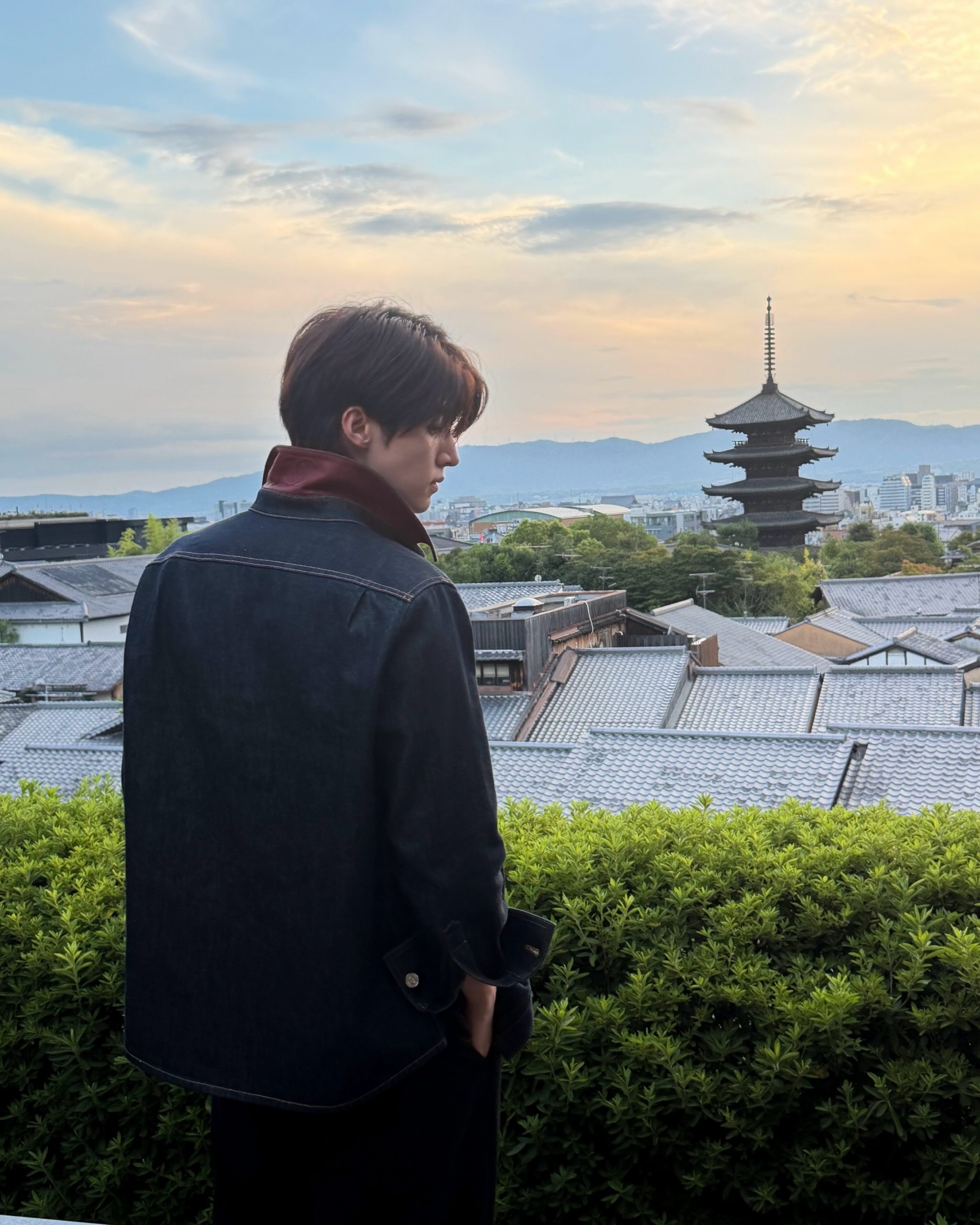 两人再次被发现打卡同一地点 Lisa与Blue旅行照引CP粉丝热议