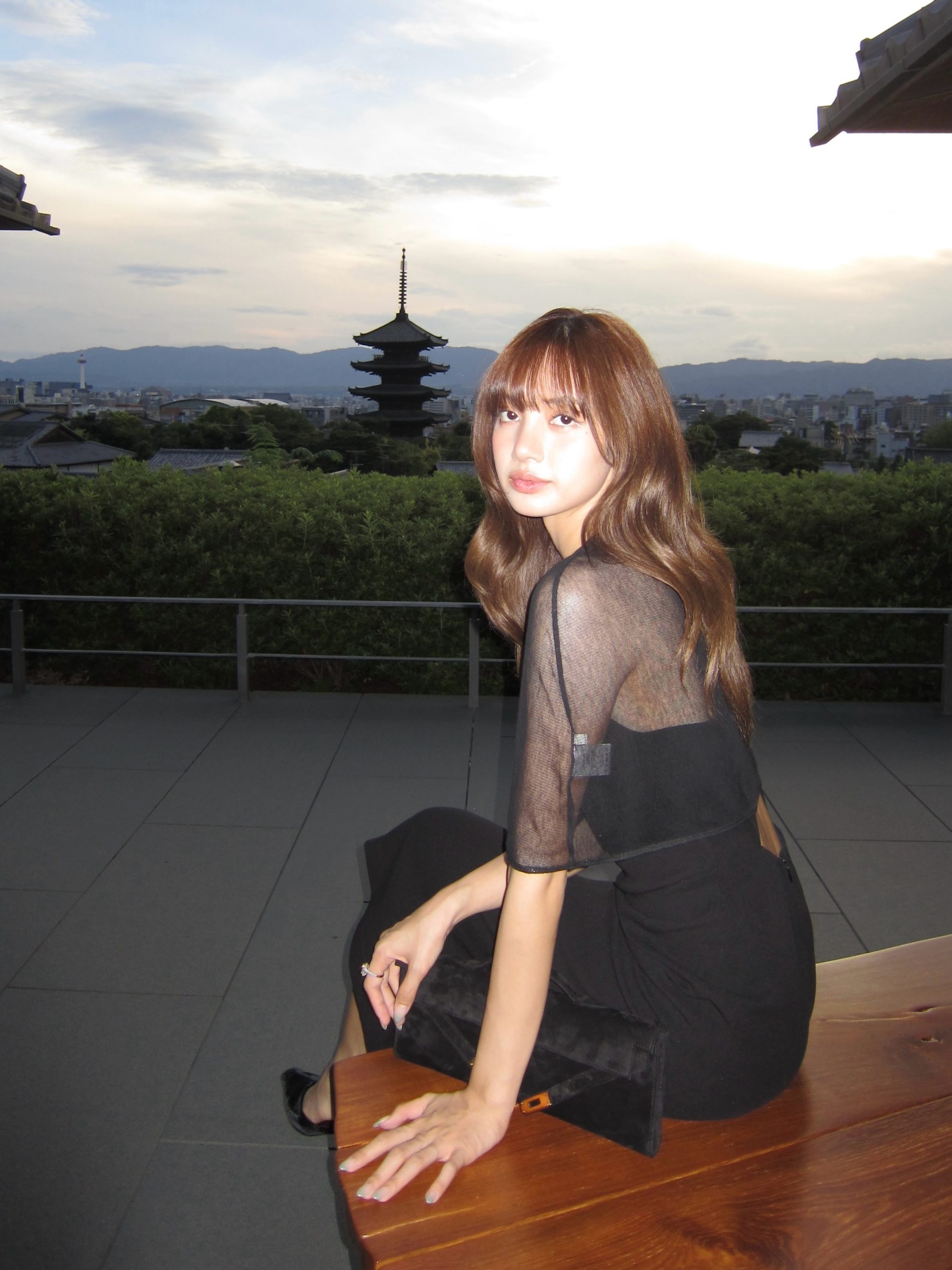 两人再次被发现打卡同一地点 Lisa与Blue旅行照引CP粉丝热议
