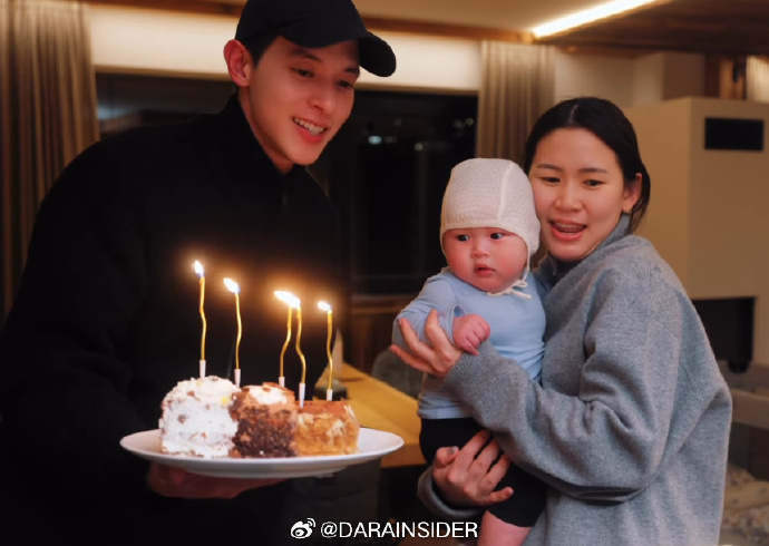 James与妻子Foam分享儿子成长近况 已能穿3岁童装