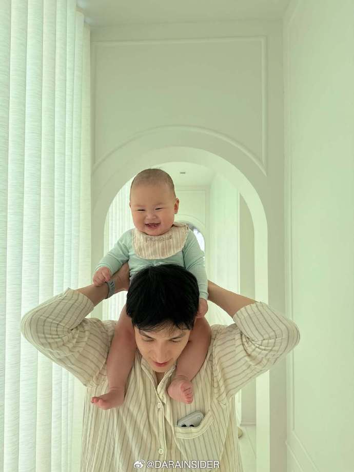 James与妻子Foam分享儿子成长近况 已能穿3岁童装