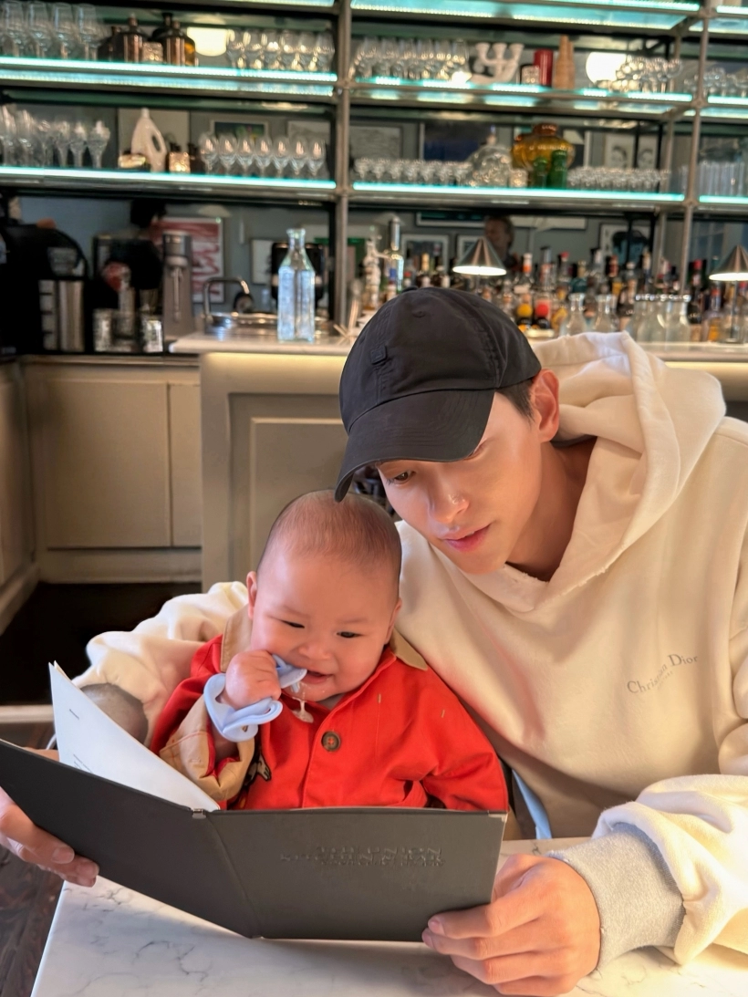 James与妻子Foam分享儿子成长近况 已能穿3岁童装