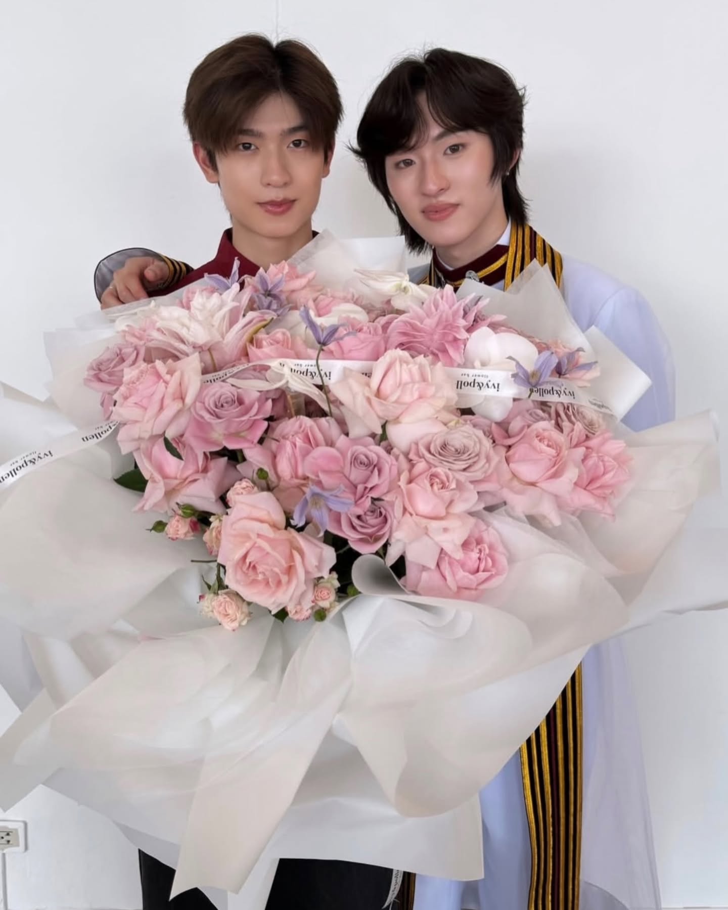 Kong顺利完成学业 Thomas送上花束暖心祝贺