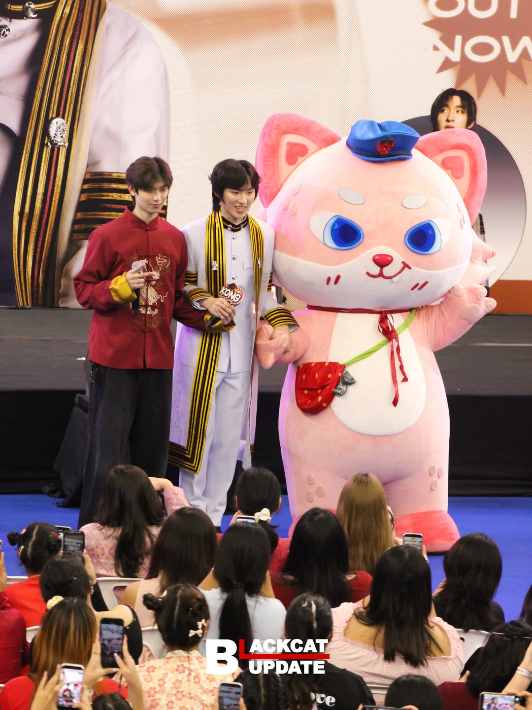 Kong顺利完成学业 Thomas送上花束暖心祝贺