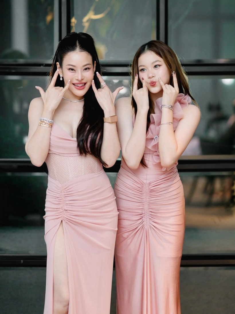 Ning与Nirin母女同框 美貌出众宛如姐妹