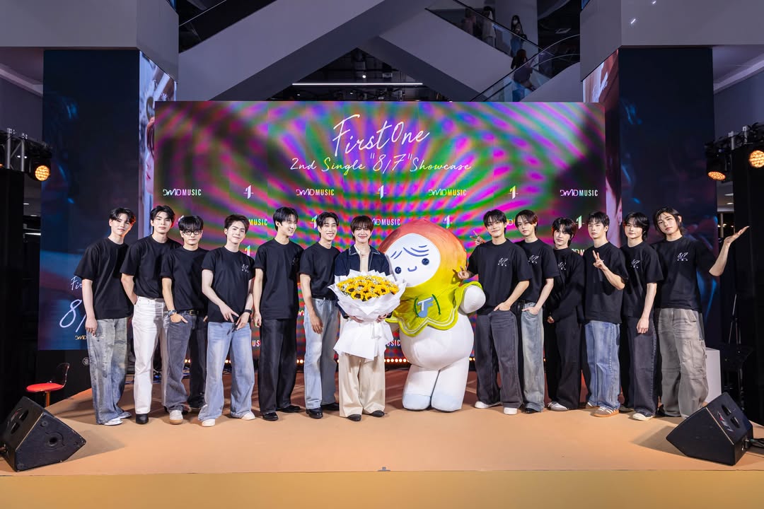 FirstOne举办新歌Showcase Tle送花惊喜登台合唱