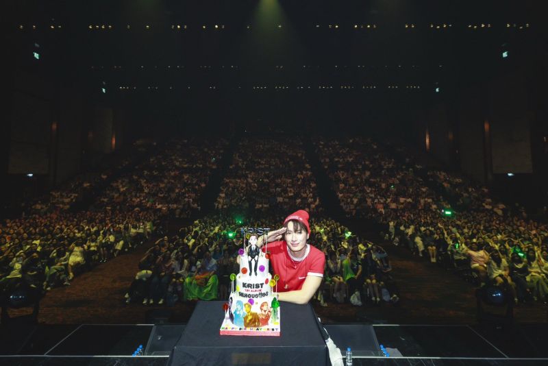 Krist 举办生日派对暨新专辑聆听会 Singto到场送上祝福