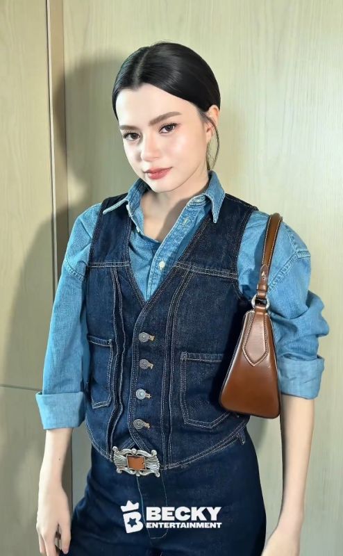 Becky Rebecca亮相东京时尚盛会 化身酷飒牛仔女郎惊艳全场